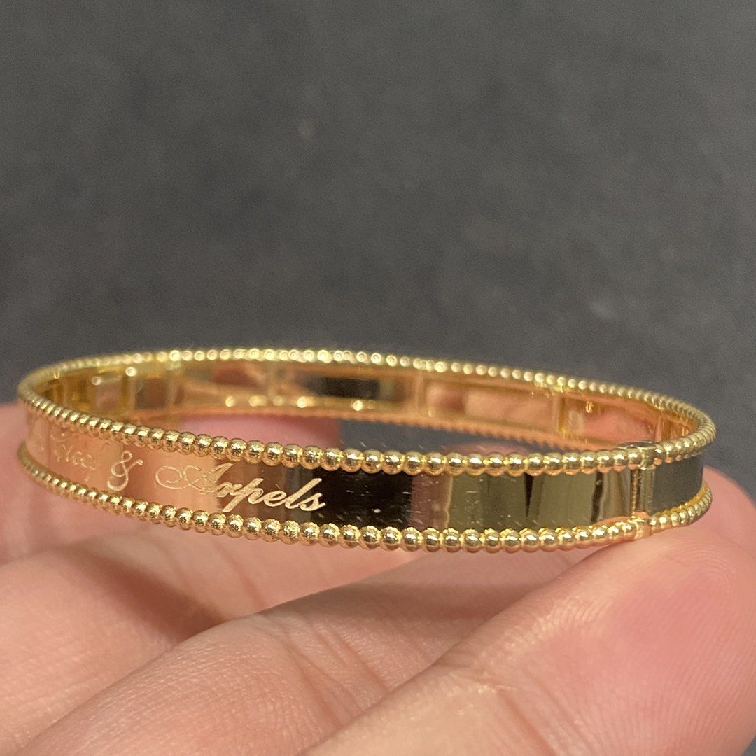 K18 Japan 18K Bangle Inspired Perlee (Category: Bracelets) located in Manila. Submitted by kristindlopez (Listing ID 1438888404, Image 2). Description: Bnew Japan K18 18Karat Gold Yellow Gold 16cm Est. 10.41 7800/gram Fixed price no more haggling Personal collection RFS: Not using Meet up: Ayala Circuit Makati or within Sta. Ana Manila.