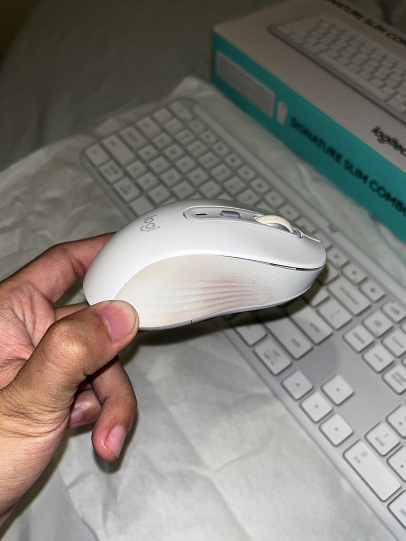 Logitech Signature Slim Combo MK950 Wireless Mouse and Keyboard (Category: Computer Keyboard) located in Makati City. Submitted by gabrayco (Listing ID 1438999547, Image 2). Description: - Logitech Signature Slim Combo MK950 - White keyboard (full layout) and mouse - Includes original box - DataBlitz price tag visible -signs of usage.