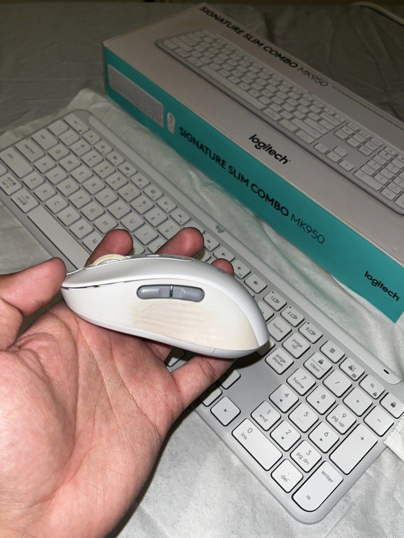 Logitech Signature Slim Combo MK950 Wireless Mouse and Keyboard (Category: Computer Keyboard) located in Makati City. Submitted by gabrayco (Listing ID 1438999547, Image 3). Description: - Logitech Signature Slim Combo MK950 - White keyboard (full layout) and mouse - Includes original box - DataBlitz price tag visible -signs of usage.