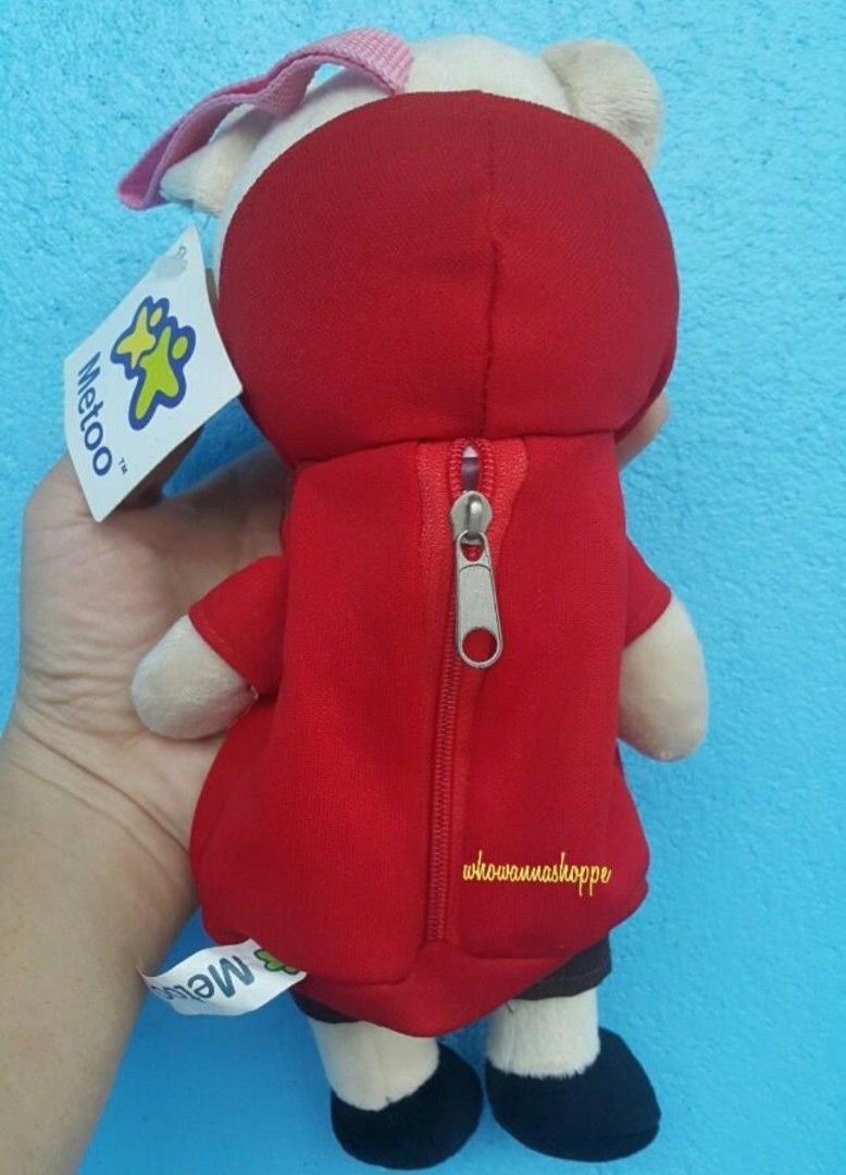 METOO Plush Bear Bag Charm/Purse (Category: Plushies & Soft Toys) located in Mabalacat. Submitted by whowannashoppe (Listing ID 1438968417, Image 2). Description: METOO PLUSH BEAR Purse/Bag Charm It is easily recognizable by the brand's classic high-set black nose, minimalist embroidered face, and signature branding. Key Details ▫️Brand: Metoo (咪熊) ▫️Function: This versatile item features a top loop strap for hanging on backpacks and includes a z