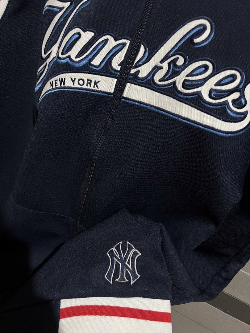 MLB New York Yankees Vest (Category: Coats, Jackets and Outerwear) located in Manila. Submitted by han_woop (Listing ID 1439038506, Image 3). Description: Size: 105 (24x29) Issue: none 9.5/10 condition -Authentic MLB New York Yankees vest - Features Yankees logo - Ideal for Yankees fans.