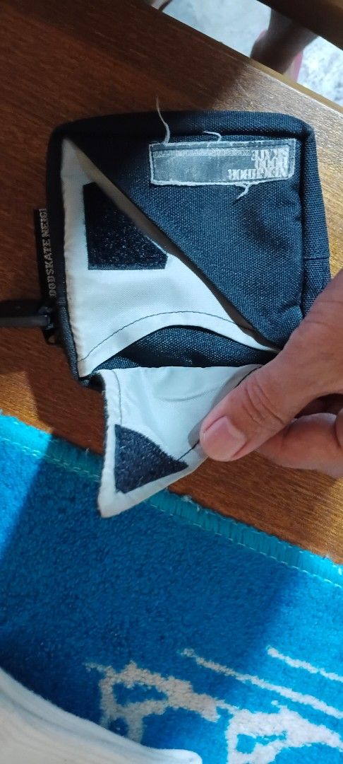 Neighbourhood Skate Small Wallet (Category: Belt bags, Clutches and Pouches) located in San Ildefonso. Submitted by rigor32eva20161 (Listing ID 1438920281, Image 3). Description: - Small black pouch - Includes a strap - Velcro closure - Features a small inner pocket - Made in Korea - Dimensions: Approximately 4 inches (height) x 5 inches (width).
