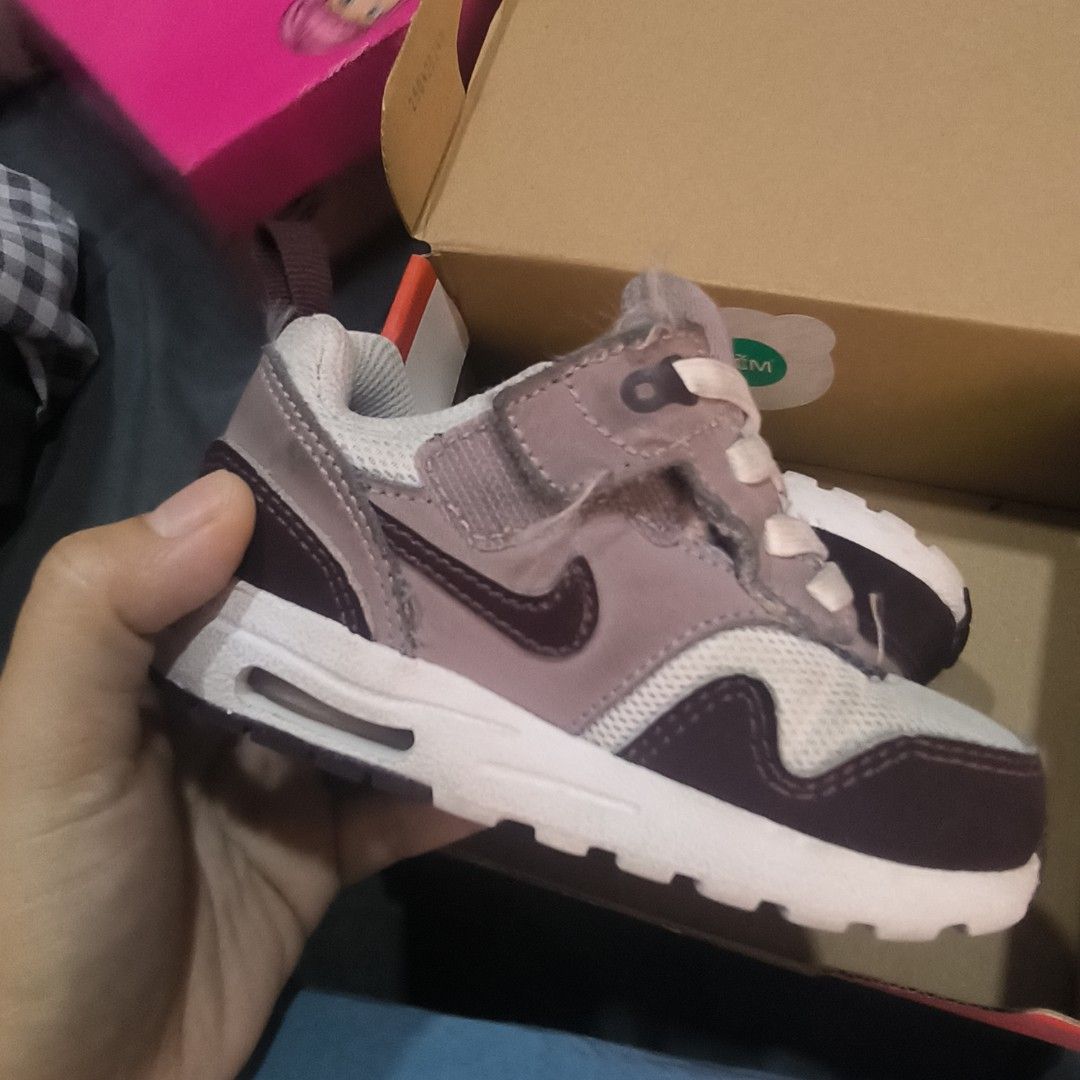 Nike Air Max 1 Easyon (TD) - Size 7C (Category: Babies & Kids Fashion) located in Valenzuela. Submitted by mylesandre (Listing ID 1438895541, Image 2). Description: - Nike Air Max 1 Easyon (TD) - Size 7C - Color: White/Burgundy Crush (White, burgundy, and pink) - Features a convenient velcro strap - Comes with the original box - Made in Indonesia.