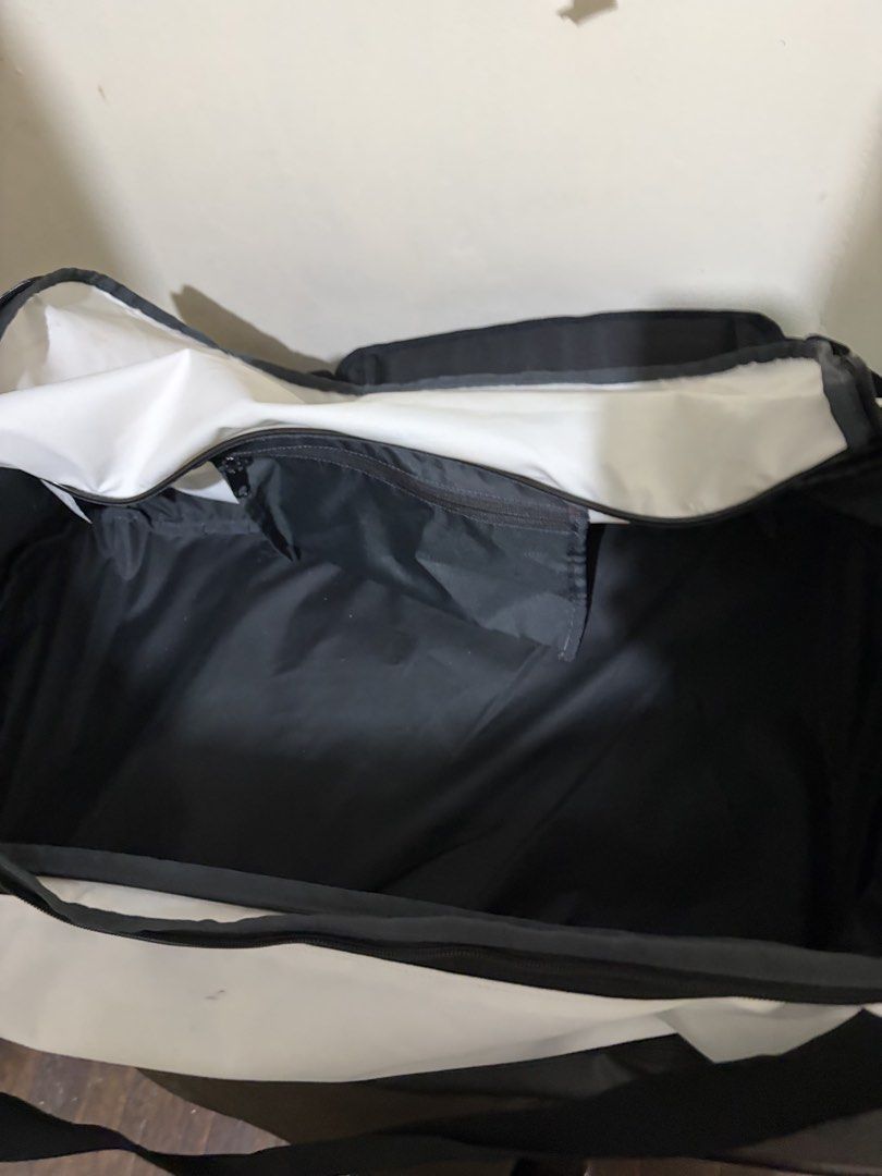 Nike Hoops Elite Training Duffle Bag (Category: Backpacks) located in Manila. Submitted by wiseearth.075b2f (Listing ID 1438890349, Image 2). Description: - Nike Hoops Elite Training Duffle Bag - Color: White and Black with Gold Nike Logo - Spacious Interior - Includes a small pocket - Features a top handle and shoulder strap - Model: DX9789-100 - Made in China - Condition: Good.