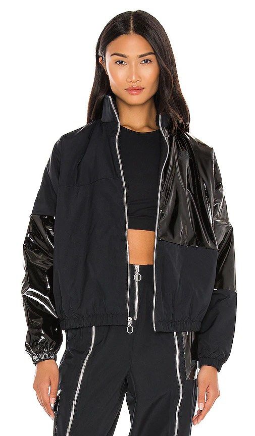 Nike womens Icon Clash Synthetic Jacket (Category: Activewear) located in Tarlac. Submitted by jekzxkie (Listing ID 1439053312, Image 2). Description: Nike womens Icon Clash Synthetic Jacket 750 L-22 W-24 No Issue.