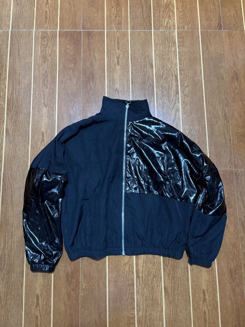 Nike womens Icon Clash Synthetic Jacket (Category: Activewear) located in Tarlac. Submitted by jekzxkie (Listing ID 1439053312, Image 1). Description: Nike womens Icon Clash Synthetic Jacket 750 L-22 W-24 No Issue.