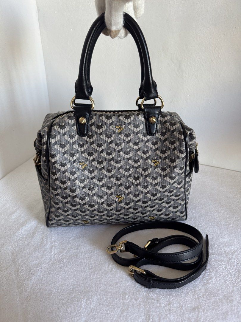 ORIG CESARE PACIOTTI (Category: Luxury Bags & Wallets) located in Cavite. Submitted by _jennprelovedselections_ (Listing ID 1439033398, Image 1). Description: Preloved but great condition🙂 Mine Now Pay Today! Free SF!😍 Mode of Payment: G CASH x Security Bank transfer only! REMINDER PRELOVED PO BAWAL SA MASELAN PLSSS!☺️ EXPECT SIGN OF USAGE DAHIL PRELOVED PO! POSTED DETAILED PICS NO ASKING MORE PICTURES. ❌No Cancelation ❌No Swaps ❌Joy Reserver ❌