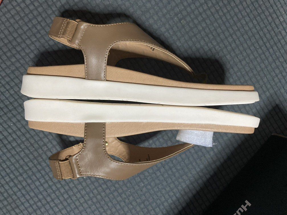 Original Hush Puppies sandals thong (Category: Flats & Sandals) located in Quezon City. Submitted by shindreicloset (Listing ID 1438936477, Image 3). Description: Original Hush puppies Coreen thong leather 100% original super comfy bounce foot bed mall price 5-6k size 6 but best fit size 7 .