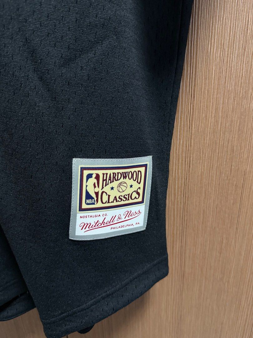 [Original] Mitchell & Ness LA Lakers Button Up With Hood - Size L (Category: Hoodies) located in Manila. Submitted by ruthbeer_ (Listing ID 1439037048, Image 2). Description: .