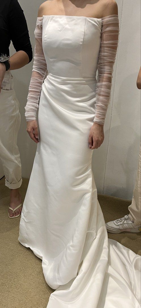 Wedding dress for petite brides (Category: Evening dresses & gowns) located in San Mateo. Submitted by theprelovedclosetph (Listing ID 1438914083, Image 2). Description: Worn in November 2023 For petite brides With chest padding With train hook Free wedding ceremony accessories For reference height is 4’ 11” Body - 32 x 25 x 34 .