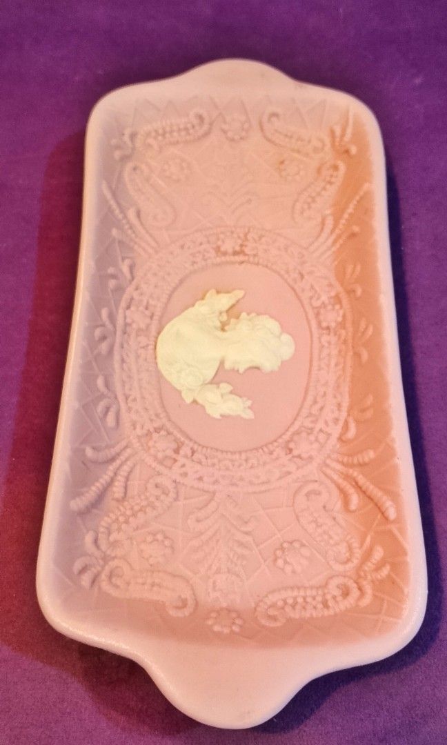 Pink cameo Jasperware trinket (Category: Coffee & Tea Tableware) located in Cabanatuan. Submitted by miss.maia (Listing ID 1439050598, Image 3). Description: .