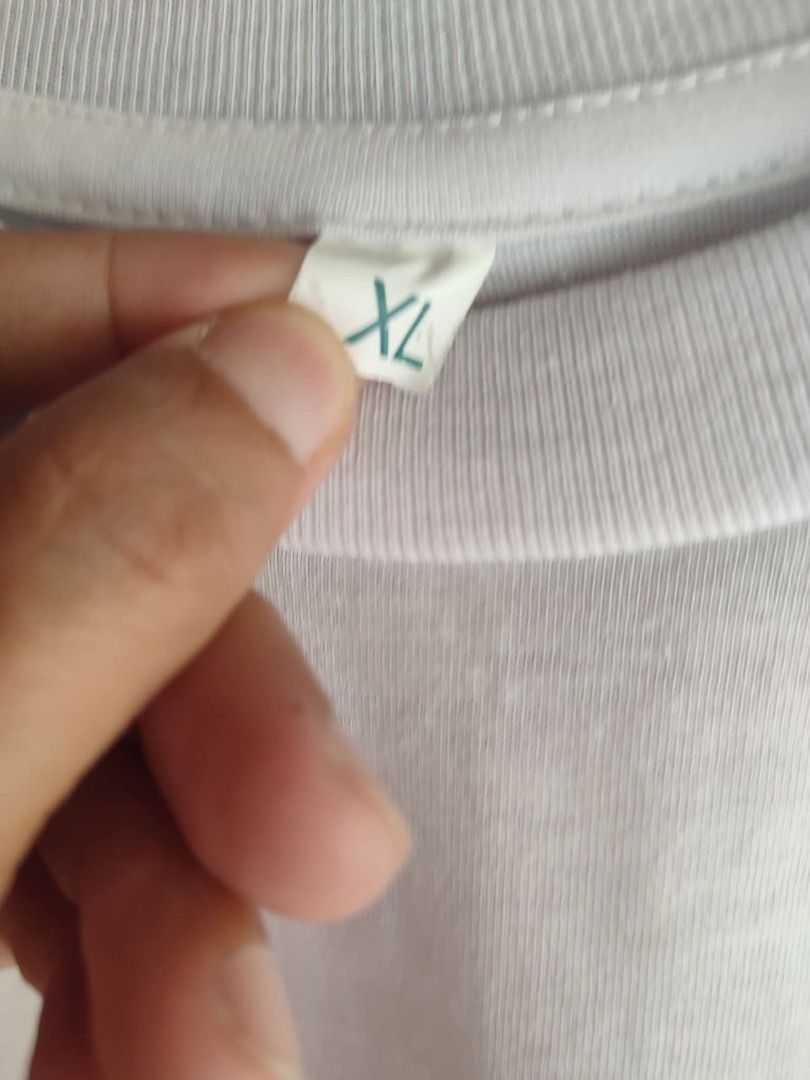 plain white oversize roundneck tshirt (Category: Tshirts & Polo Shirts ) located in Bontoc. Submitted by urthriftbff (Listing ID 1438938822, Image 2). Description: plain white oversize roundneck tshirt xl on tag sakto lng kapal no flaws, in excellent condition.
