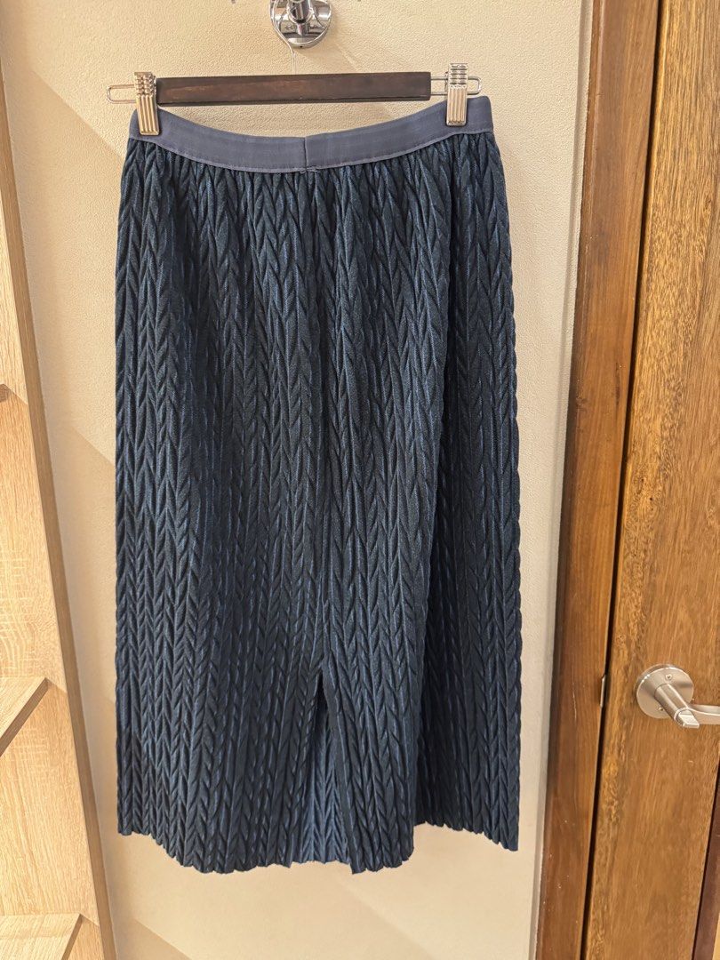 Pleated Skirt (Category: Skirts) located in San Juan City. Submitted by outwithit (Listing ID 1439017668, Image 3). Description: Dm for more information -More pictures about the product -Close up pictures -Type of material RFS: Decluttering Can negotiate if buying 2 or more items Delivery fee will be shouldered by buyer .