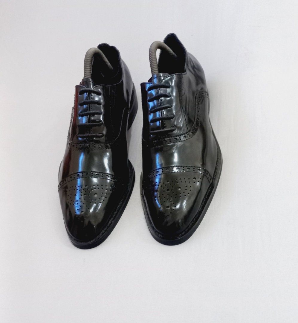 Prada Black Leather Dress Shoes (Category: Dress Shoes) located in Cebu City. Submitted by MrLiks_123 (Listing ID 1438997149, Image 3). Description: Prada brogue Oxford glossy black leather cap toe dress shoes. Size 8.5 us | 40 to 41 eur In great well-Maintained condition Cebu location Dm.