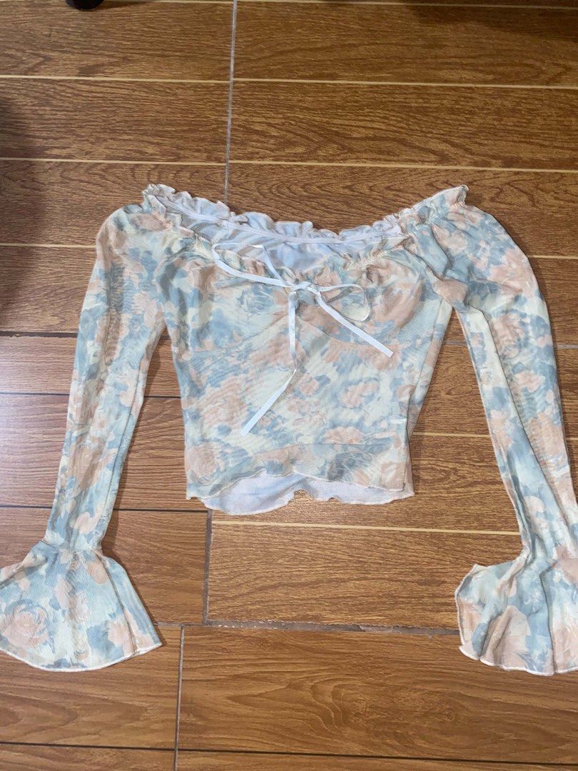 Pre loved Floral Off-Shoulder Blouse (Category: Blouses) located in Paranaque City. Submitted by syndra7 (Listing ID 1438961061, Image 1). Description: MOP: GCASH MOD: FLAST XPRESS OR LALAMOVE (Buyer will shoulder sf) .