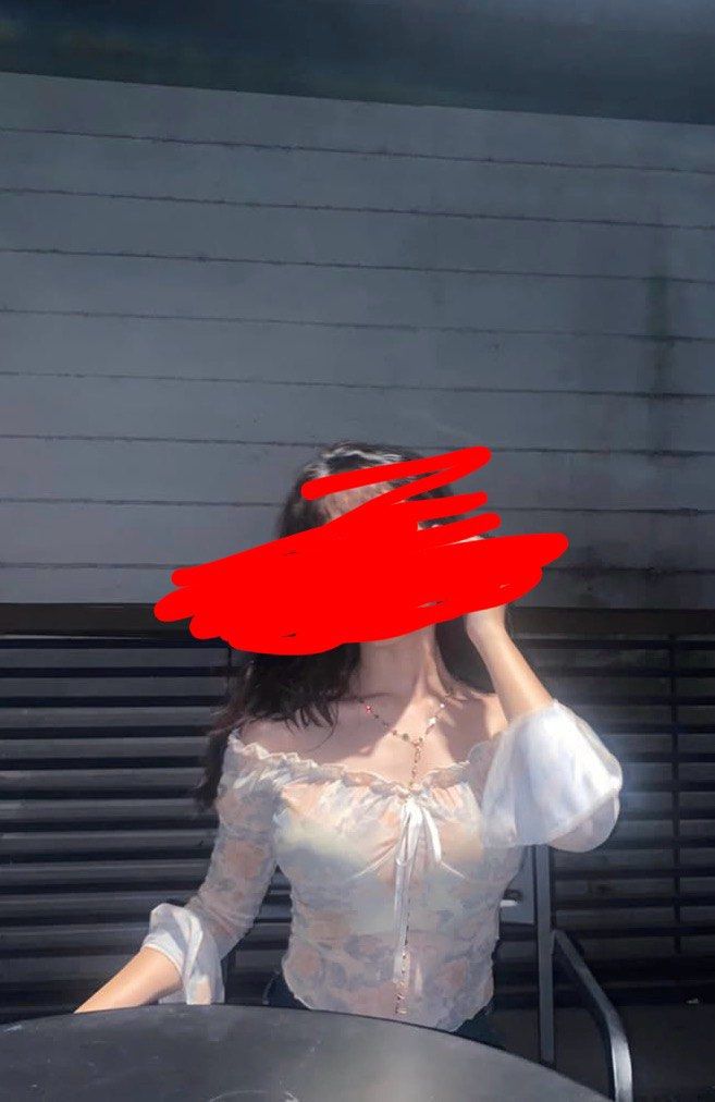 Pre loved Floral Off-Shoulder Blouse (Category: Blouses) located in Paranaque City. Submitted by syndra7 (Listing ID 1438961061, Image 2). Description: MOP: GCASH MOD: FLAST XPRESS OR LALAMOVE (Buyer will shoulder sf) .