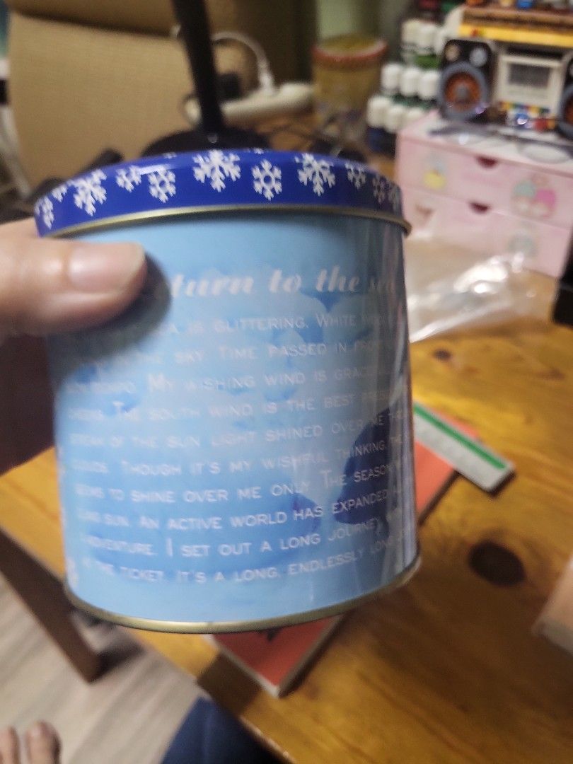 Return to the Sea Tin Can (Category: Storage Boxes & Baskets) located in Caloocan City. Submitted by lynette1977 (Listing ID 1439031631, Image 2). Description: - Decorative tin can with a unique design. - Features a seal and snowflake details. - Lid includes the phrase "Return to the Sea of Our Dreams". - Cylindrical shape with a blue and white color scheme. - Empty inside. - Bottom of the can has labels. - Perfect for collectors or as a decorati