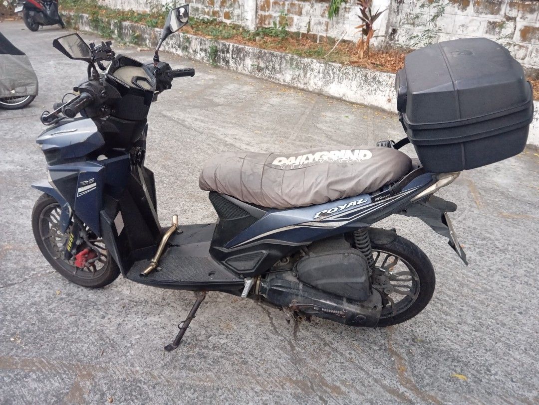 RUSI ROYAL 125 2020 (Category: Other Motorcycles Parts and Accessories) located in Manila. Submitted by bossdad_og (Listing ID 1439006855, Image 3). Description: - RUSI ROYAL 125 2020 - Black top box included - Comes with Mini driving light with flasher and hazard -phone holder -license plate available di ko lang kinakabit - good for long driving - odometer stops at 44k km -solid pa sa takbuhan basta regular change oil at lagi pa maintenance at t