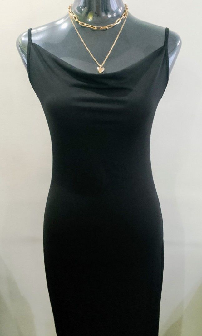 Shein Long Black Dress (Category: Evening dresses & gowns) located in Quezon City. Submitted by marikamnl.crystal (Listing ID 1438979758, Image 1). Description: Size: Medium. Can fit up to large.