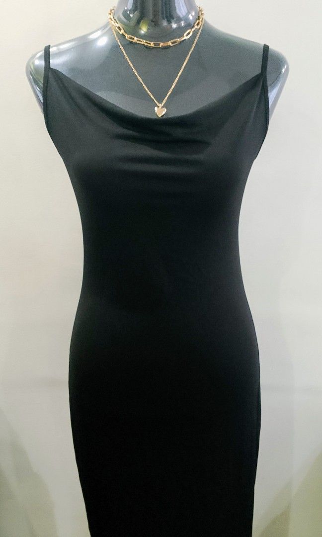 Shein Long Black Dress (Category: Evening dresses & gowns) located in Quezon City. Submitted by marikamnl.crystal (Listing ID 1438979758, Image 3). Description: Size: Medium. Can fit up to large.