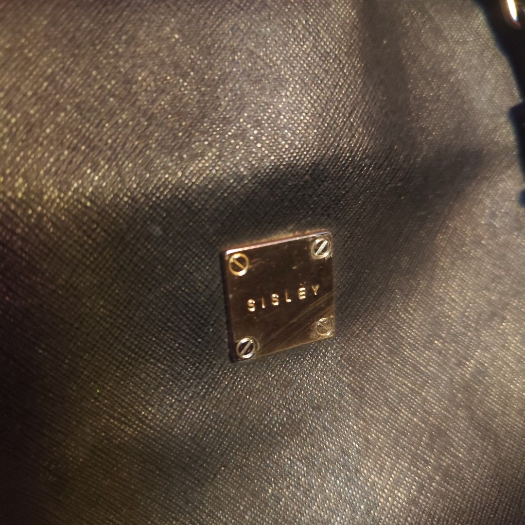 Sisley Leather Tote Bag (Black) (Category: Tote Bags) located in Marikina City. Submitted by ar_dripvault (Listing ID 1439033716, Image 3). Description: Hi I am currently decluttering my bag collection and making room for others ❤️ can do negotiations just send me a pm ((: (Will reply within 24 hours) 👜 Bag Details: • Authentic/OG • Leather • Black w/ Gold Hardware 📏 Dimensions/Size • Height: 10.5 inches • Width: 14 Inches FAQs 📍 Location: Mar