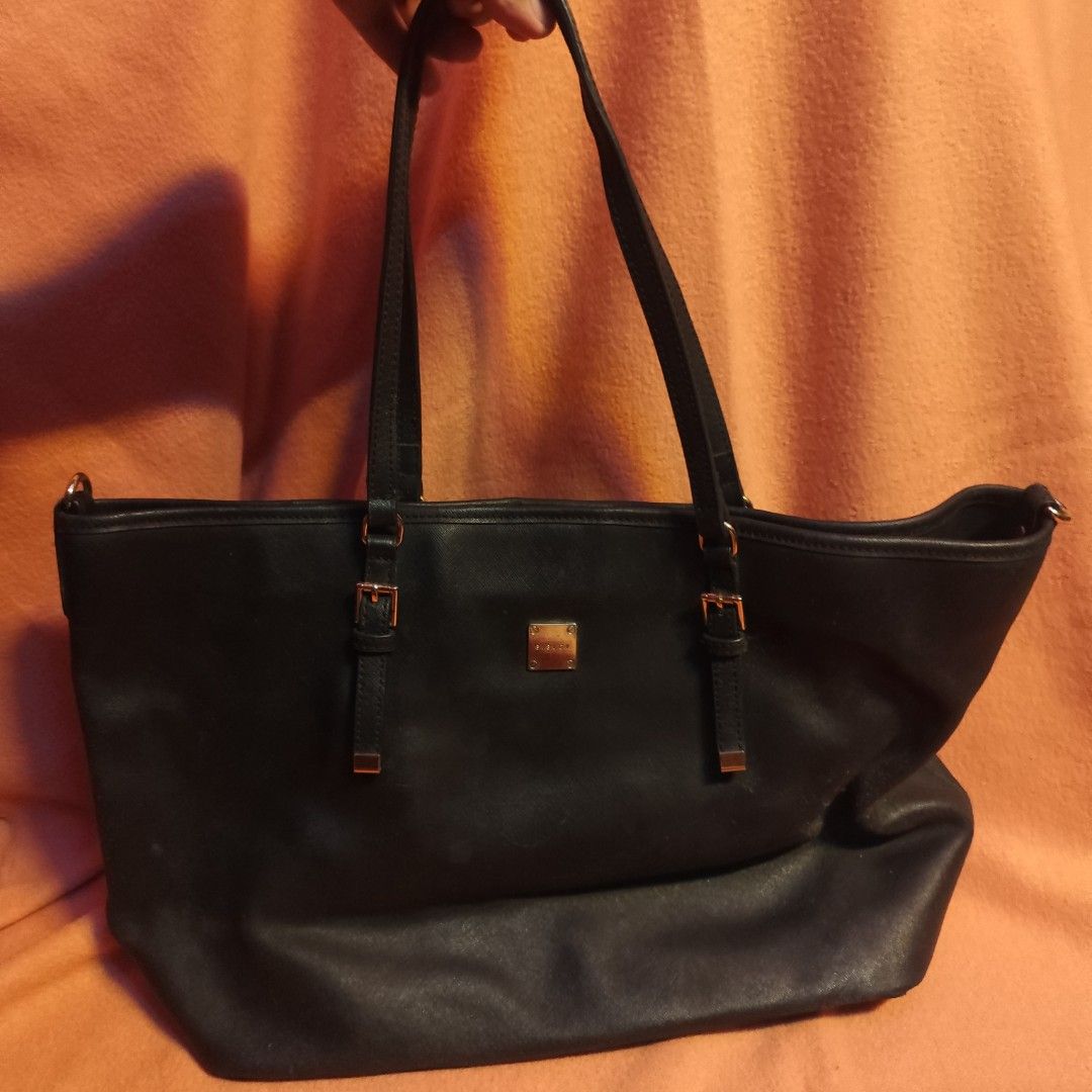Sisley Leather Tote Bag (Black) (Category: Tote Bags) located in Marikina City. Submitted by ar_dripvault (Listing ID 1439033716, Image 1). Description: Hi I am currently decluttering my bag collection and making room for others ❤️ can do negotiations just send me a pm ((: (Will reply within 24 hours) 👜 Bag Details: • Authentic/OG • Leather • Black w/ Gold Hardware 📏 Dimensions/Size • Height: 10.5 inches • Width: 14 Inches FAQs 📍 Location: Mar