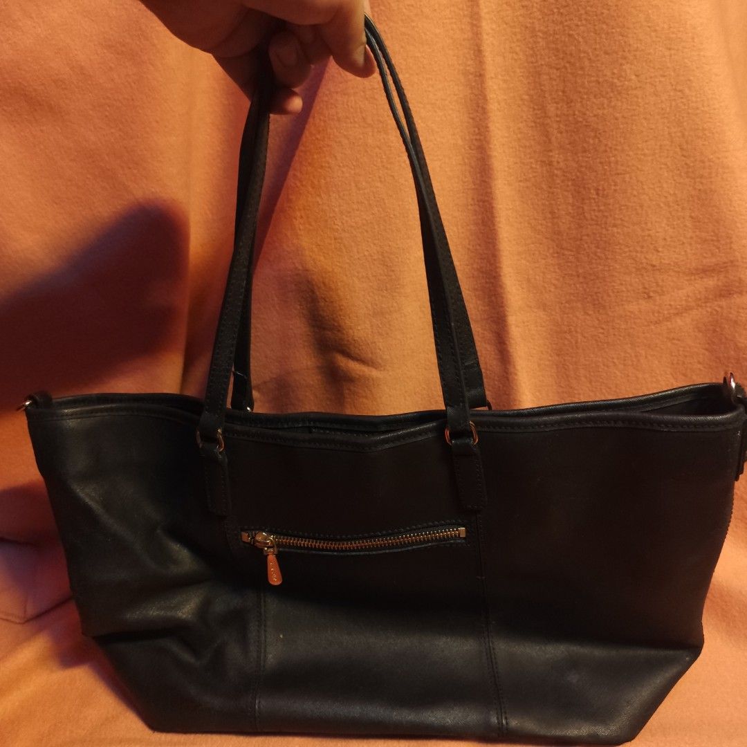 Sisley Leather Tote Bag (Black) (Category: Tote Bags) located in Marikina City. Submitted by ar_dripvault (Listing ID 1439033716, Image 2). Description: Hi I am currently decluttering my bag collection and making room for others ❤️ can do negotiations just send me a pm ((: (Will reply within 24 hours) 👜 Bag Details: • Authentic/OG • Leather • Black w/ Gold Hardware 📏 Dimensions/Size • Height: 10.5 inches • Width: 14 Inches FAQs 📍 Location: Mar