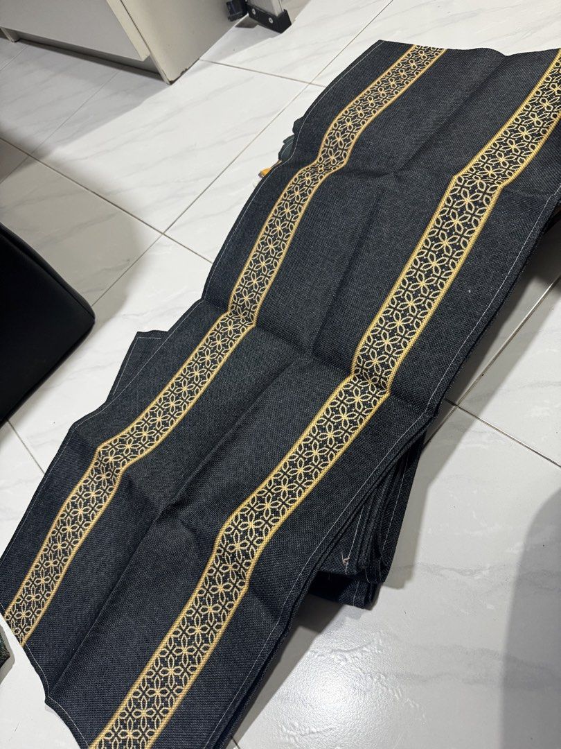 Table runner (Category: Table Linen & Textiles) located in Singapore. Submitted by mrabn (Listing ID 1438995488, Image 1). Description: x5pieces $5 each. Take all $20 .