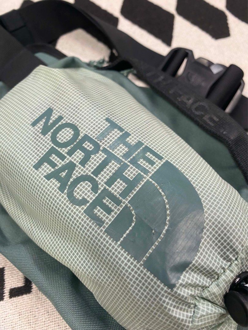 The North Face Waist Bag (Category: Belt bags, Clutches and Pouches) located in Cebu City. Submitted by christianthrifteddd (Listing ID 1439039033, Image 2). Description: - Authentic The North Face waist bag - Main compartment with zipper - Additional pouch - Adjustable strap for a comfortable fit - Unique green and black color combination - The North Face logo on the front.