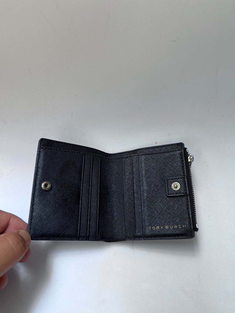 Tory burch (Category: Luxury Bags & Wallets) located in Lipa City. Submitted by thyra06 (Listing ID 1439030578, Image 3). Description: tory burch wallet.