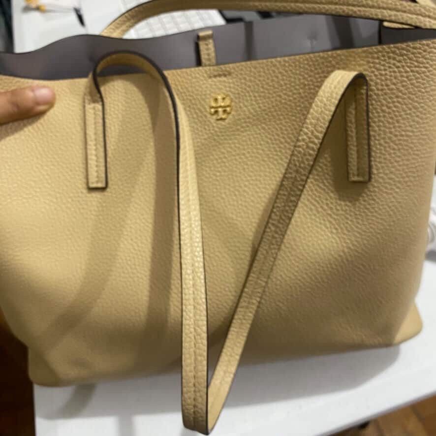 Tory Burch Tote Bag (Category: Luxury Bags & Wallets) located in Makati City. Submitted by che003 (Listing ID 1438997359, Image 3). Description: - Tory Burch nude tote bag - Neutral beige exterior - Contrasting interior - Two top handles - Spacious interior - Textured, leather-like material - Tory Burch logo visible.
