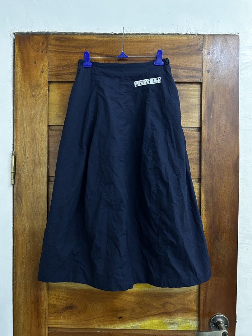 Uniqlo long skirt (Category: Skirts) located in Valencia. Submitted by crizzagella1402 (Listing ID 1438985829, Image 1). Description: .
