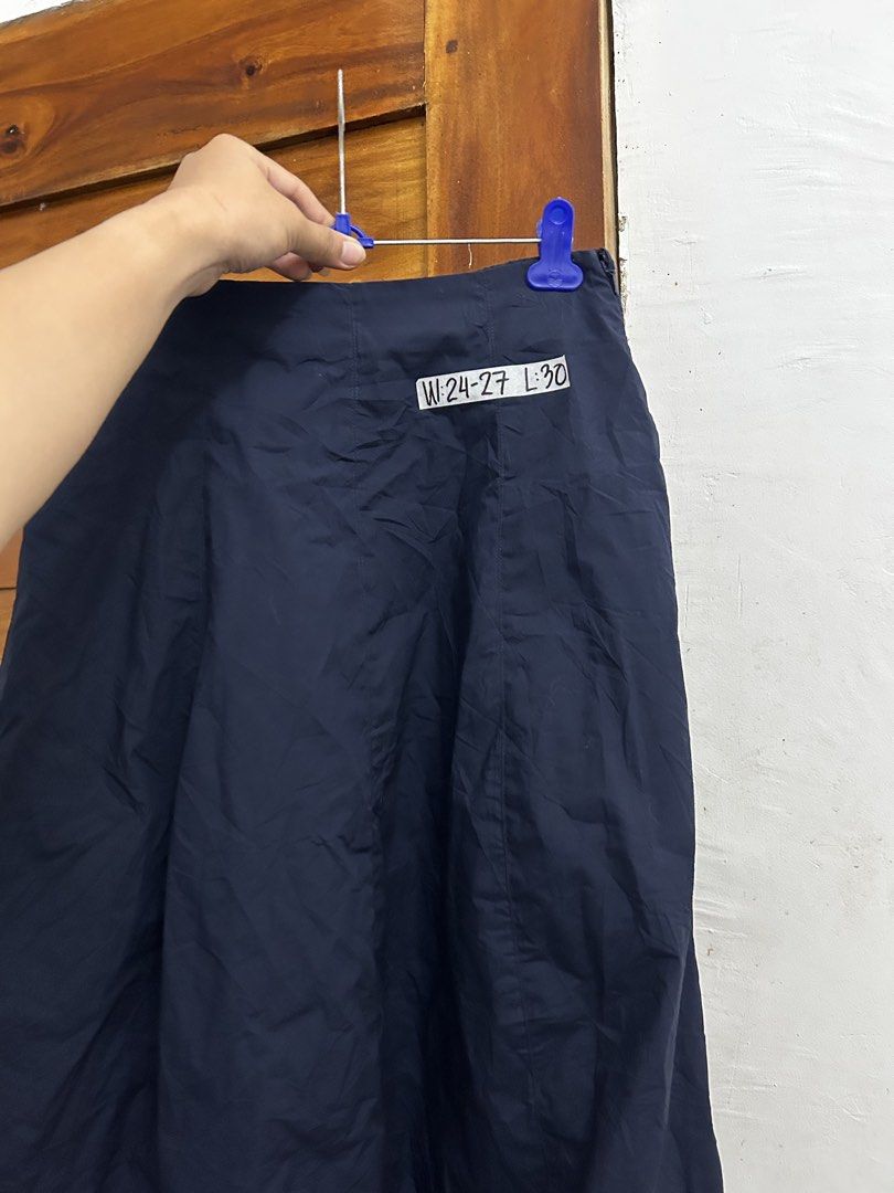 Uniqlo long skirt (Category: Skirts) located in Valencia. Submitted by crizzagella1402 (Listing ID 1438985829, Image 2). Description: .