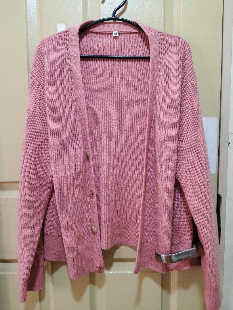 Uniqlo Pink Cardigan (Category: Coats, Jackets and Outerwear) located in Quezon City. Submitted by thelittlebookworm_ (Listing ID 1439024701, Image 2). Description: - fits small to large - Button-up style - Features two pockets - Ribbed knit texture - Classic, open design - Comfortable and versatile - Perfect for layering - Size tag visible.