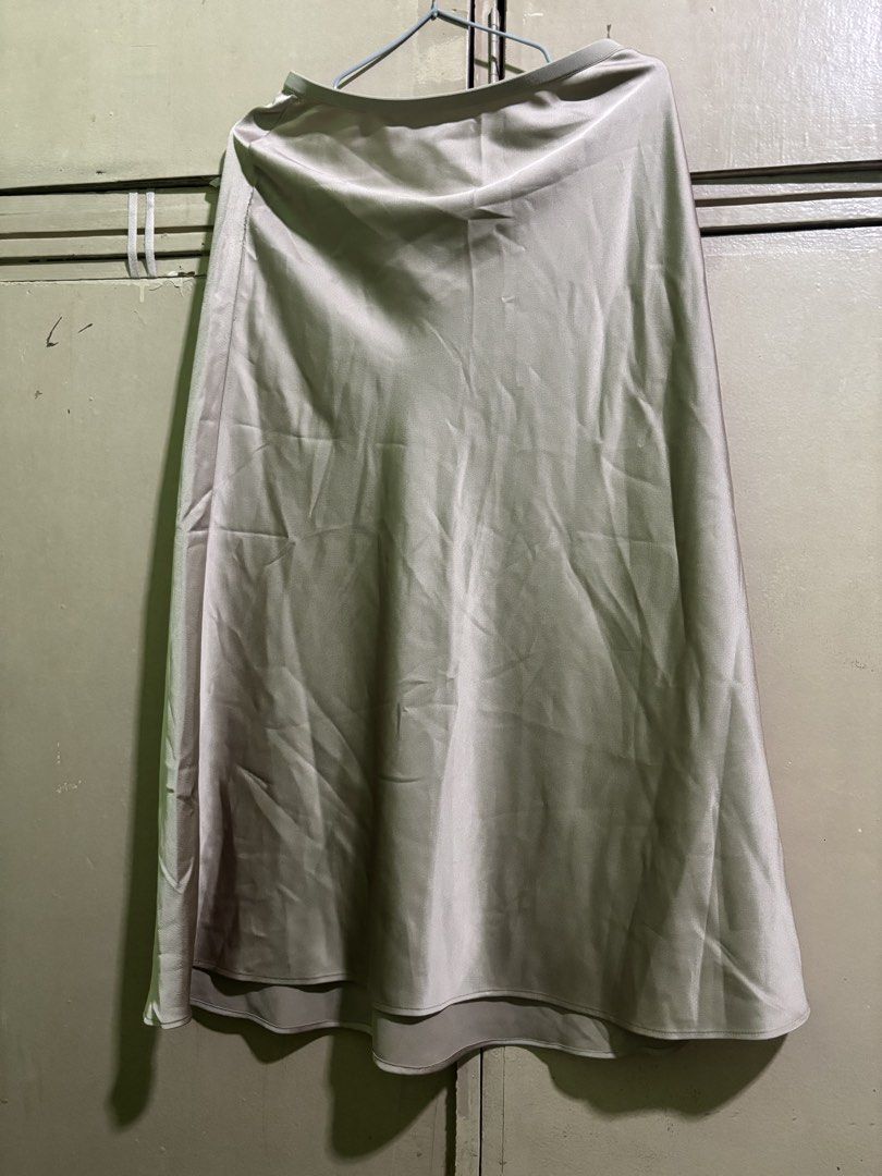 Uniqlo sarin skirt (Category: Skirts) located in Manila. Submitted by krisyy17 (Listing ID 1438949830, Image 2). Description: .