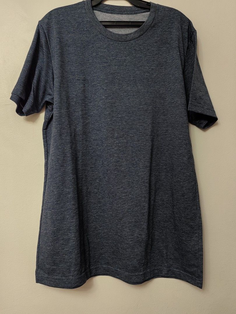 Uniqlo T-shirt - Large (Category: Tshirts & Polo Shirts ) located in Mexico. Submitted by kitty_go (Listing ID 1438950928, Image 1). Description: - Uniqlo T-shirt - Color: Dark Blue - Size: Large (Chest 96-104cm) - Made in Thailand - Material: 76% Polyester, 24% Cotton.
