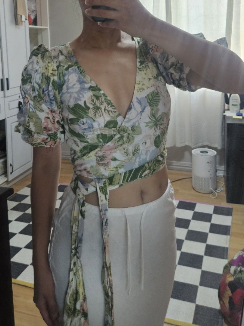 UO floral wrap top (Category: Blouses) located in Quezon City. Submitted by cheapbrandy (Listing ID 1438950861, Image 3). Description: perfect for summer! urban outfitters cotton floral wrap top.