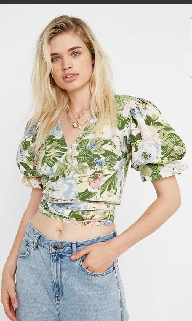 UO floral wrap top (Category: Blouses) located in Quezon City. Submitted by cheapbrandy (Listing ID 1438950861, Image 1). Description: perfect for summer! urban outfitters cotton floral wrap top.