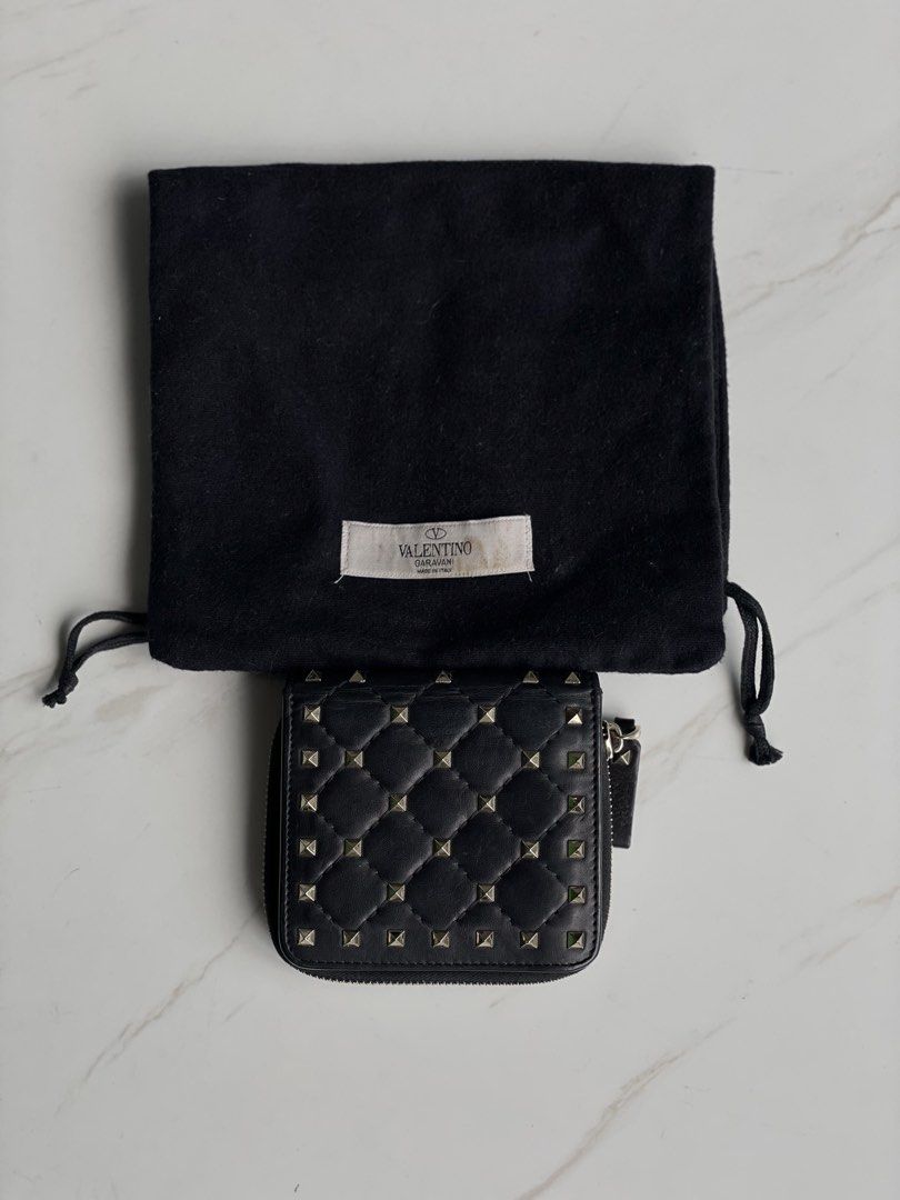 VALENTINO GARAVANI ROCKSTUD WALLET (Category: Wallets & Card holders) located in Manila. Submitted by walter_wt (Listing ID 1438929374, Image 3). Description: VALENTINO GARAVANI Nappa Rockstud Spike Compact Zip Around Wallet Black Condition- 9/10 With dustbag.