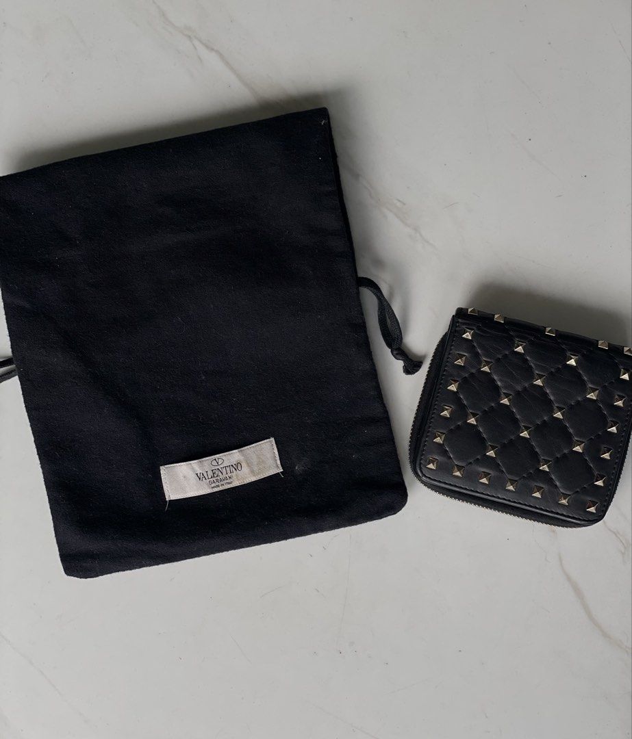 VALENTINO GARAVANI ROCKSTUD WALLET (Category: Wallets & Card holders) located in Manila. Submitted by walter_wt (Listing ID 1438929374, Image 2). Description: VALENTINO GARAVANI Nappa Rockstud Spike Compact Zip Around Wallet Black Condition- 9/10 With dustbag.