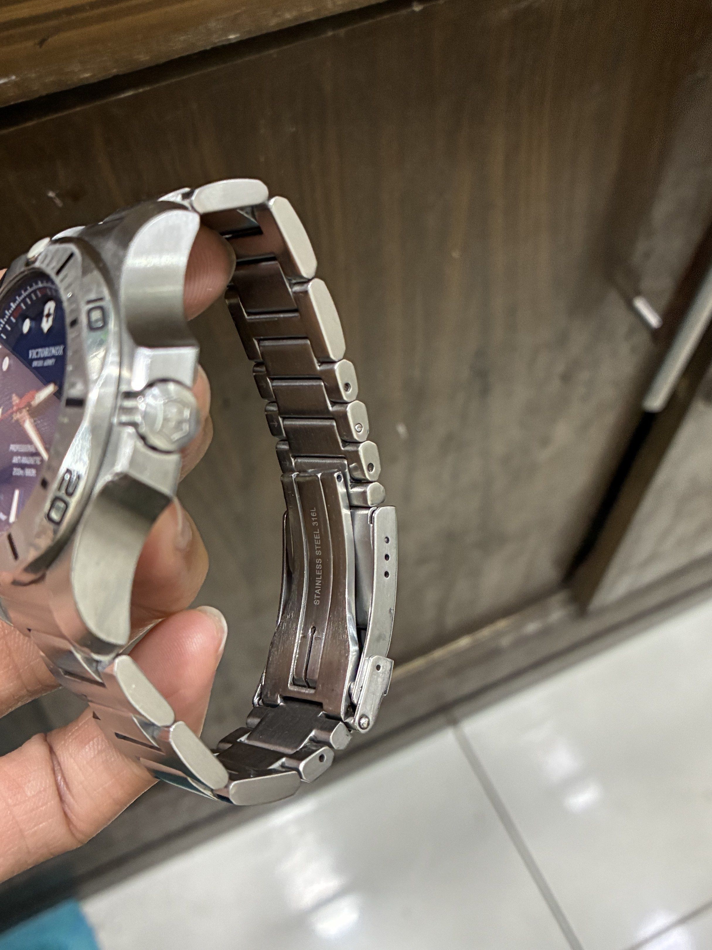 Victorinox Diver Mens Watch (Category: Men's Watches) located in Manila. Submitted by tictac921 (Listing ID 1438909014, Image 3). Description: .