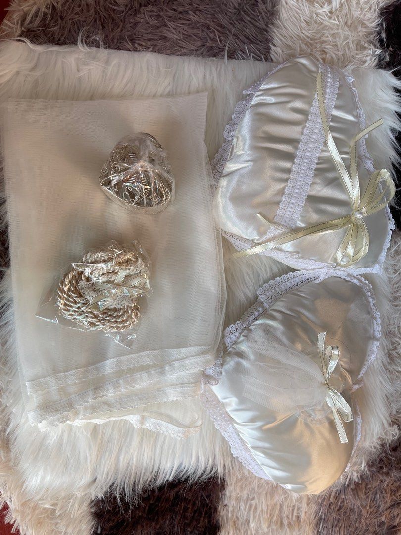 Wedding Essentials Complete wedding essentials (Category: Frames & Pictures) located in Las Pinas. Submitted by nsp2014264 (Listing ID 1438973517, Image 3). Description: Complete wedding essentials please see picture for set.