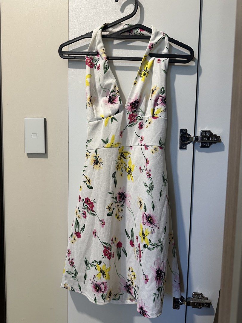 White Floral Halter Dress (Category: Dresses) located in Pasig City. Submitted by amazingfindss (Listing ID 1438928571, Image 1). Description: - White halter dress - Floral print - V-neckline - Open back - Fitted bodice - Flared skirt - Lightweight and comfortable - Ideal for summer or casual events.