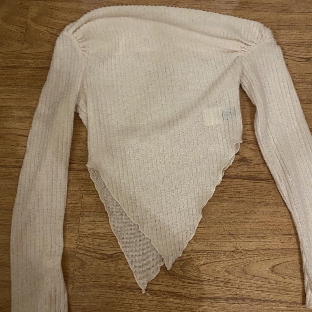 y2k Asymmetrical White Long Sleeve Top (Category: Longsleeves) located in Manila. Submitted by user052723 (Listing ID 1439035341, Image 2). Description: .