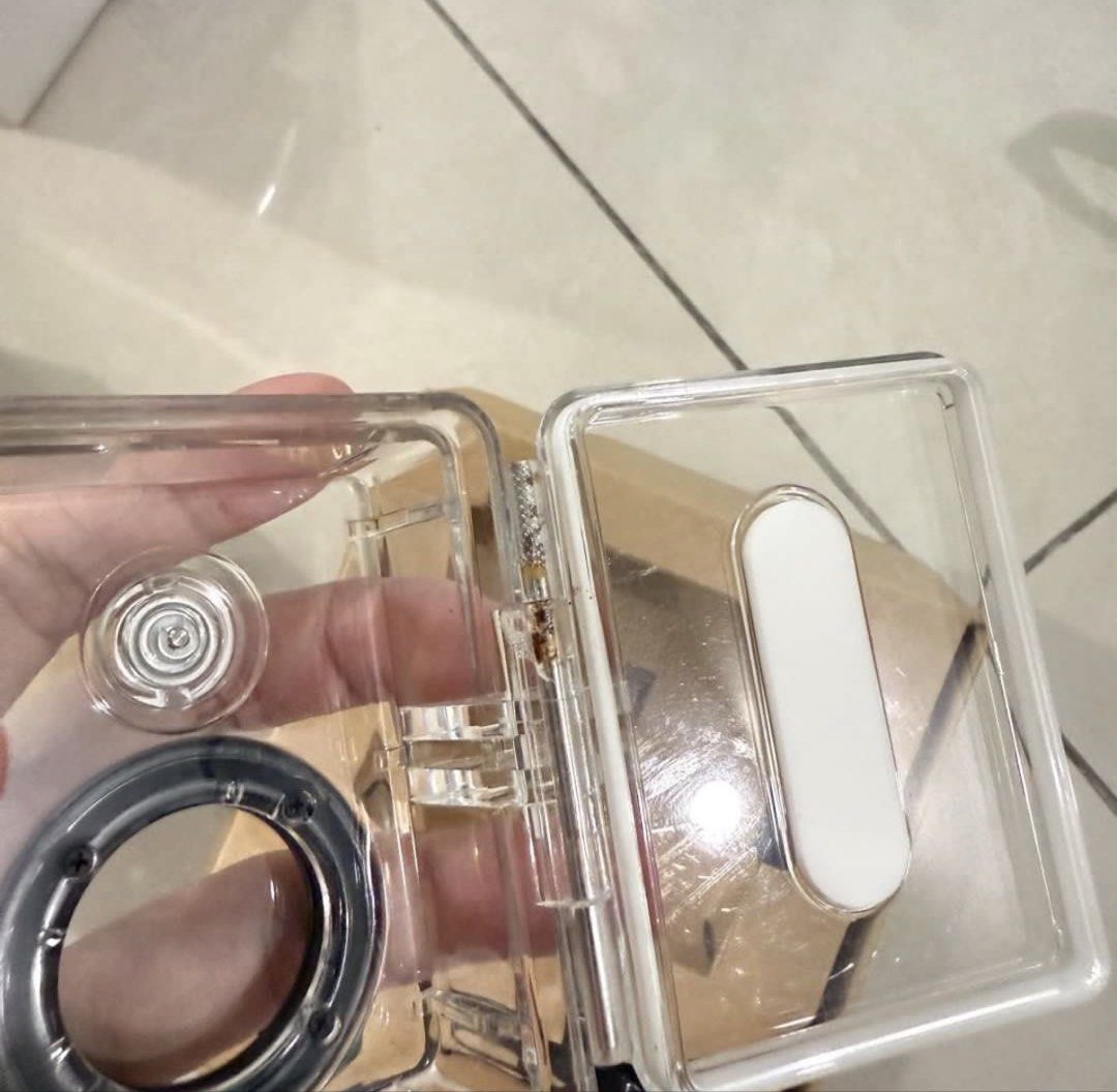 Yi Camera Case Casing (Category: Camera Bags & Carriers) located in Subang Jaya. Submitted by shopaholicismee (Listing ID 1438973005, Image 2). Description: Rusted at some parts. Otherwise OK.
