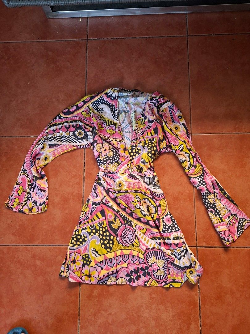 ZARA boho printed floral mini dress (Category: Dresses) located in Muntinlupa City. Submitted by starcrossed (Listing ID 1438888258, Image 2). Description: - Zara dress with floral and paisley print - Size: M - Features: V-neck, short sleeves - Fabric: Lightweight - Perfect for warm weather - Dress up or down.