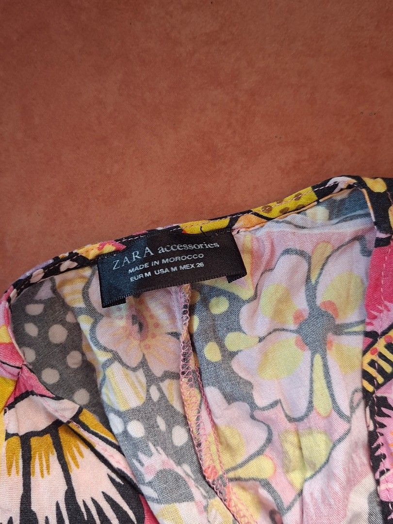 ZARA boho printed floral mini dress (Category: Dresses) located in Muntinlupa City. Submitted by starcrossed (Listing ID 1438888258, Image 3). Description: - Zara dress with floral and paisley print - Size: M - Features: V-neck, short sleeves - Fabric: Lightweight - Perfect for warm weather - Dress up or down.