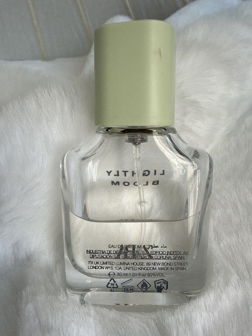 P1 Zara Lightly Bloom Eau de Parfum (Category: Fragrance & Deodorants) located in Taguig. Submitted by _annaq_ (Listing ID 1438933748, Image 2). Description: - Zara Lightly Bloom Eau de Parfum - 30ml bottle - Light green cap, clear glass bottle - Zara logo and perfume name printed on bottle - Partially filled For everyone’s fairness and transparency, kindly read Seller's Policy first before making an offer. 😊 1. Please make sure that the product