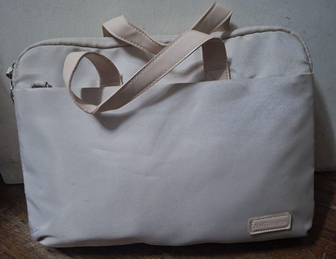 14-inch Off White Laptop Bag (Category: Shoulder Bags) located in Pasay City. Submitted by declutter_j (Listing ID 1402250227, Image 2). Description: Laptop bag for sale - color: off white - suitable for up to 14-inch laptops - good cushion inside and water resistant - condition: lightly used (only used a couple of times before switching to a bigger laptop) - RFS: decluttering, need funds.