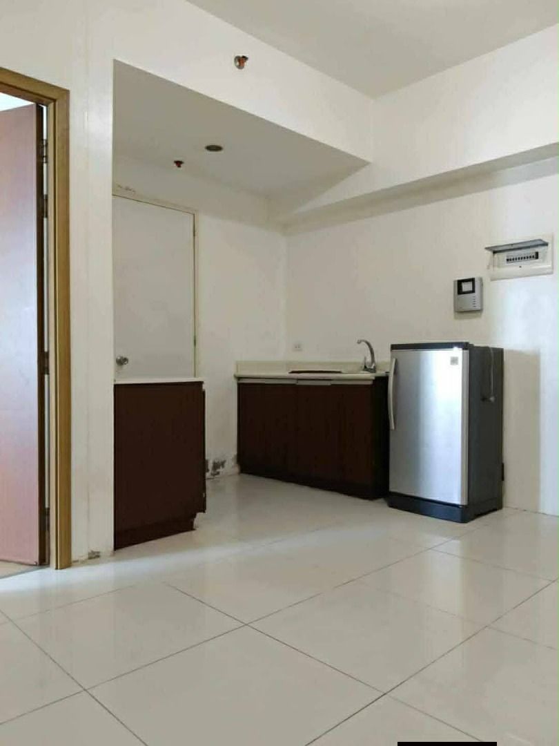 1BR Unit at Grand Riviera Suites (Category: Apartments & Condos) located in Makati City. Submitted by agent_rachel (Listing ID 1439095143, Image 3). Description: 1BR Unit at Grand Riviera Suites 📍 Along Roxas Blvd | Fronting US Embassy 40 sqm With Manila Bay View ₱6M Prime location with stunning bay views — ideal for residence, rental investment, or Airbnb. PM for inquiries and viewing schedule!.